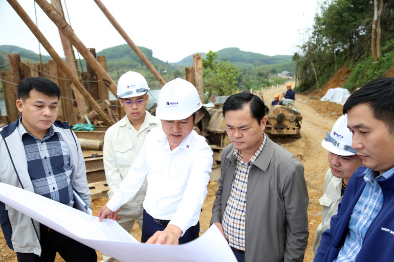 Lãnh đạo Ban quản lý Dự án các công trình giao thông tỉnh Tuyên Quang kiểm tra tiến độ thi công dự án.