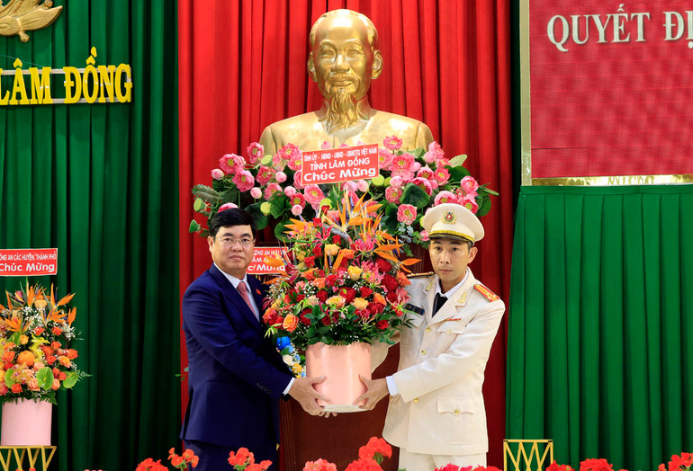 Phó Bí thư Thường trực Tỉnh ủy Lâm Đồng Trần Đình Văn chúc mừng tân Phó Giám đốc Công an tỉnh Thượng tá Vũ Tuấn Anh.