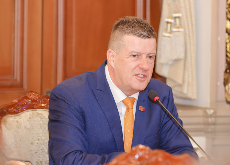 Giáo sư Rick Bennett - Phó Hiệu trưởng kiêm Phó Chủ tịch BUV khẳng định cam kết phát triển giáo dục bền vững tại Việt Nam. Giáo sư Rick Bennett - Phó Hiệu trưởng kiêm Phó Chủ tịch BUV khẳng định cam kết phát triển giáo dục bền vững tại Việt Nam.