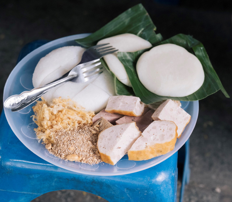 Mỗi suất cơm, bánh dày giò này có giá 20 nghìn đồng.