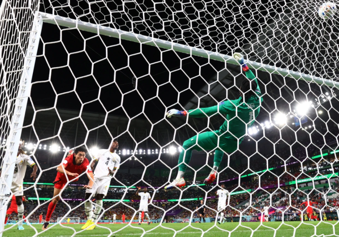 Hàn Quốc gỡ hòa 2-2. (Ảnh: Reuters)