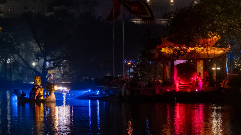 Nhiều tình huống phát sinh ngoài dự kiến khiến các diễn viên cần tập trung để giữ được trọn vẹn kịch bản. Nhiều tình huống phát sinh ngoài dự kiến khiến các diễn viên cần tập trung để giữ được trọn vẹn kịch bản.