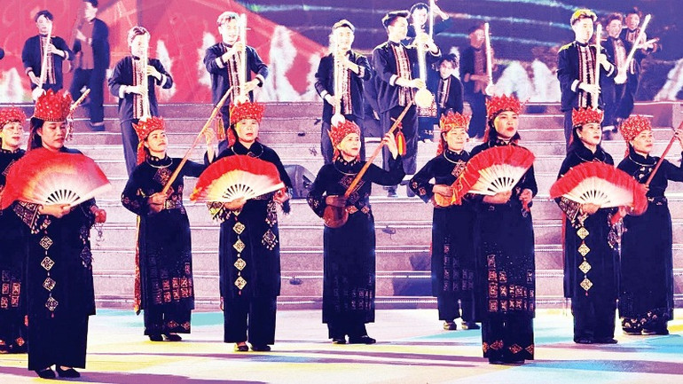 Tiết mục hát Then góp phần tôn vinh di sản văn hóa phi vật thể hát Then, một nét tinh hoa của người Tày Quảng Ninh. Tiết mục hát Then góp phần tôn vinh di sản văn hóa phi vật thể hát Then, một nét tinh hoa của người Tày Quảng Ninh.