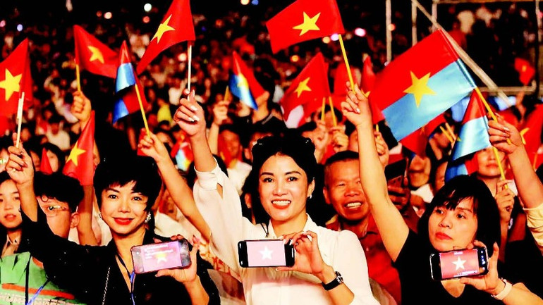 Đông đảo nhân dân và du khách hòa mình vào lễ hội Carnaval Hạ Long 2025 đầy mầu sắc. Đông đảo nhân dân và du khách hòa mình vào lễ hội Carnaval Hạ Long 2025 đầy mầu sắc.