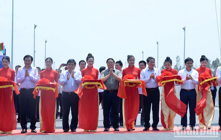Thủ tướng Phạm Minh Chính và các đồng chí lãnh đạo cắt băng khánh thành Dự án thành phần Phan Thiết - Dầu Giây.