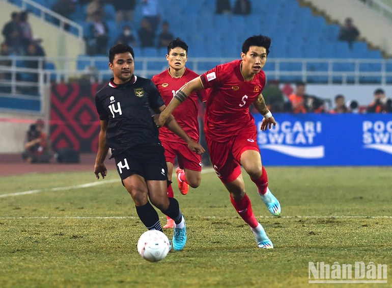 Hàng thủ của đội tuyển Việt Nam thi đấu rất chắc chắn. (Ảnh: TRẦN HẢI)