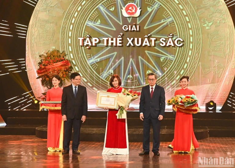 Đại diện Báo Nhân Dân nhận giải Tập thể xuất sắc. (Ảnh: DUY LINH)