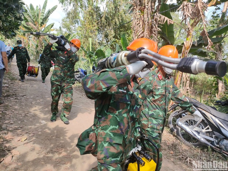 Lực lượng công binh của Quân khu 9 hỗ trợ các giải pháp kỹ thuật để cứu hộ cháu bé.