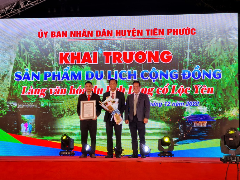 Lãnh đạo Sở Văn hóa, Thể thao và Du lịch Quảng Nam trao quyết định công nhận sản phẩm du lịch cộng đồng Làng cổ Lộc Yên.