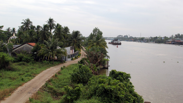 Một đoạn đê bao sông Măng đã hoàn thành, đưa vào sử dụng.