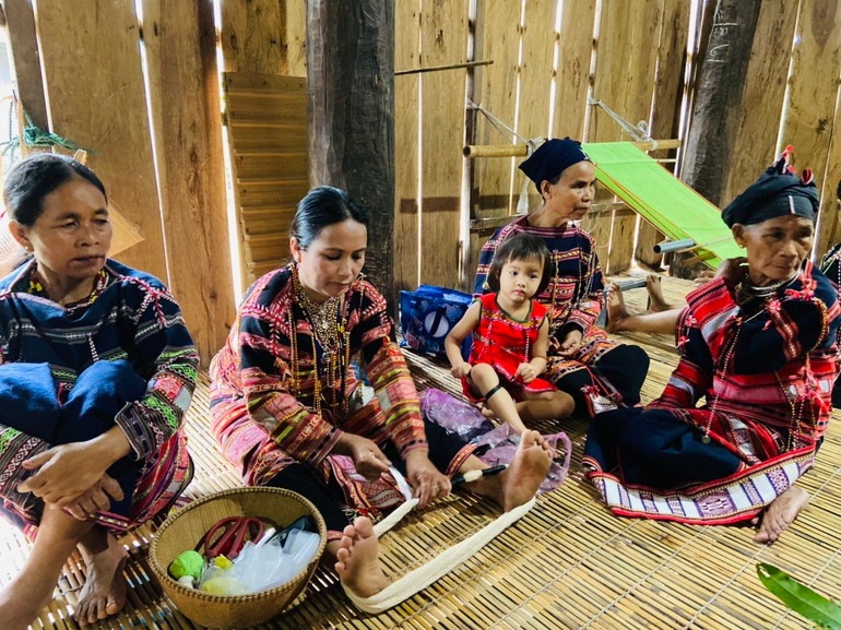 Cần lựa chọn những giá trị văn hóa độc đáo, đặc sắc của từng dân tộc thiểu số để gắn với việc phát triển các sản phẩm du lịch. Ảnh: Phòng Văn hóa-Thông tin huyện Vân Canh.