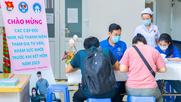 Bệnh viện Hùng Vương (Thành phố Hồ Chí Minh) tư vấn, khám sức khỏe cho nam, nữ thanh niên đang làm việc tại các công ty, xí nghiệp, khu chế xuất và công nghiệp ở Thành phố Hồ Chí Minh.