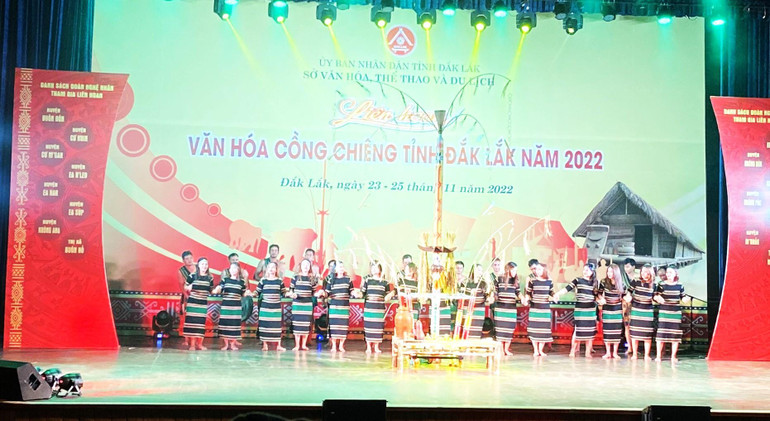 Các đoàn nghệ nhân đến từ các huyện, thị xã, thành phố trong tỉnh mang đến liên hoan nhiều thể loại diễn tấu chiêng, hát dân ca, diễn tấu các nhạc cụ dân tộc đặc sắc…