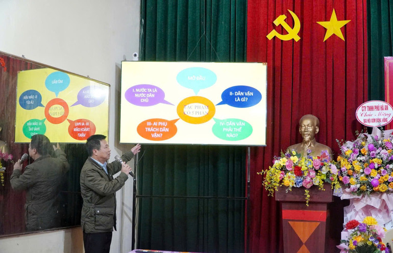 Lãnh đạo Thị ủy Thái Hòa cùng lãnh đạo phường Long Sơn thăm mô hình trang trại của ông Lô Văn Lợi, phường Long Sơn, thị xã Thái Hòa, tỉnh Nghệ An. (Ảnh NGUYÊN NGUYÊN)