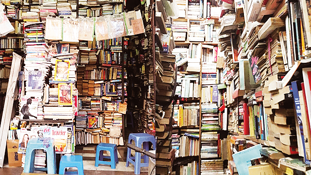 Không gian tiêu biểu trong một nhà sách cũ khi xưa: chật chội, cổ lỗ và... chất đầy sách. Ảnh: Tư liệu