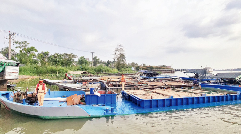 Các sà-lan chở cát không hóa đơn, chứng từ bị tạm giữ.