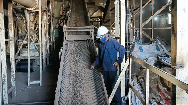 Sản xuất gỗ tại Công ty cổ phần Tân Phú Sơn (Cụm công nghiệp thị trấn Bình Dương, huyện Phù Mỹ).