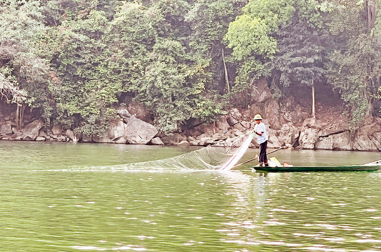 Ngư dân đánh bắt cá trên lòng hồ.