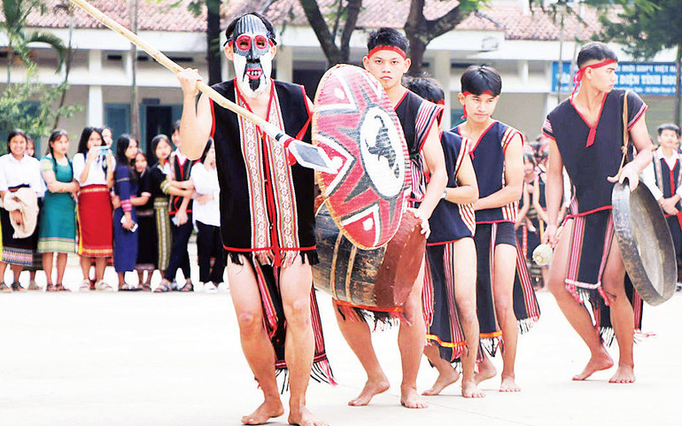 Học sinh Trường phổ thông dân tộc nội trú tỉnh Kon Tum biểu diễn lễ cúng Giọt nước. Học sinh Trường phổ thông dân tộc nội trú tỉnh Kon Tum biểu diễn lễ cúng Giọt nước.