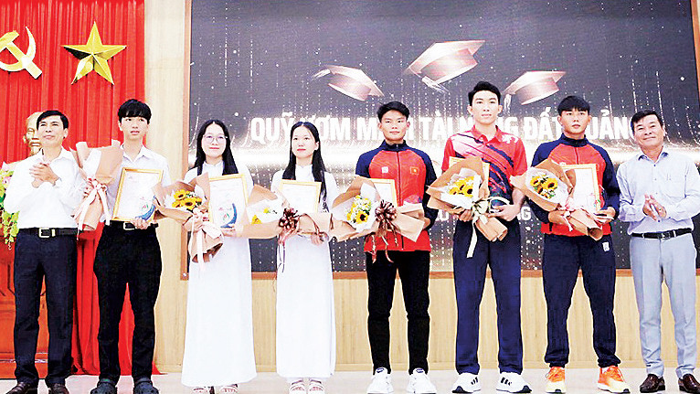 Đại diện lãnh đạo các cơ quan của tỉnh Quảng Nam trao thưởng cho các cá nhân có thành tích xuất sắc. (Ảnh: T.CÔNG)