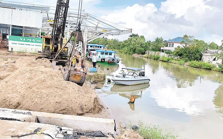 Nhóm doanh nghiệp kinh doanh vật liệu xây dựng lấn chiếm lòng kênh Rạch Rập gây sụp lún, sạt lở kênh.