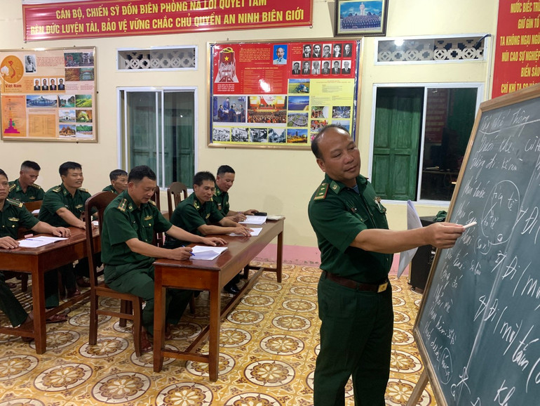 Một lớp học tiếng dân tộc thiểu số của các cán bộ, chiến sỹ biên phòng tỉnh Nghệ An Một lớp học tiếng dân tộc thiểu số của các cán bộ, chiến sỹ biên phòng tỉnh Nghệ An