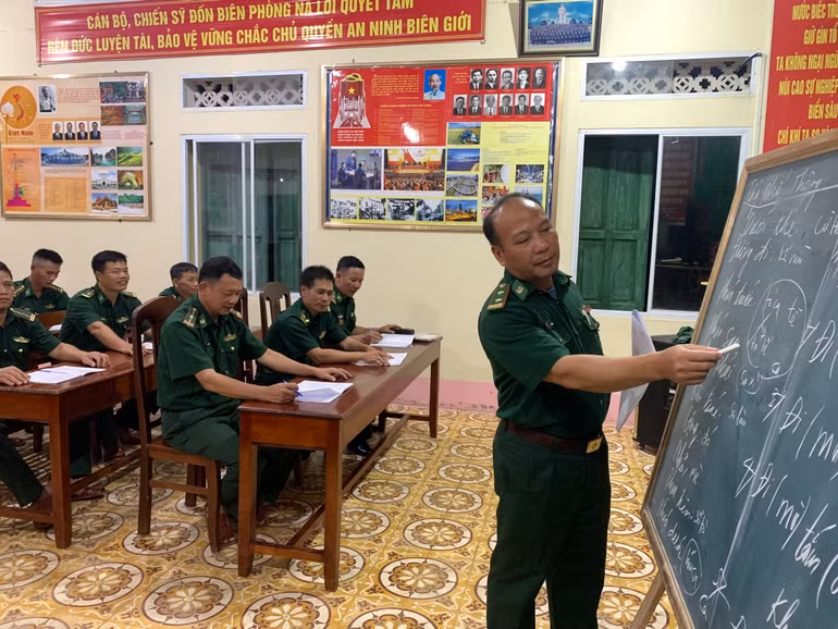 Một lớp học tiếng dân tộc thiểu số của các cán bộ, chiến sỹ biên phòng tỉnh Nghệ An