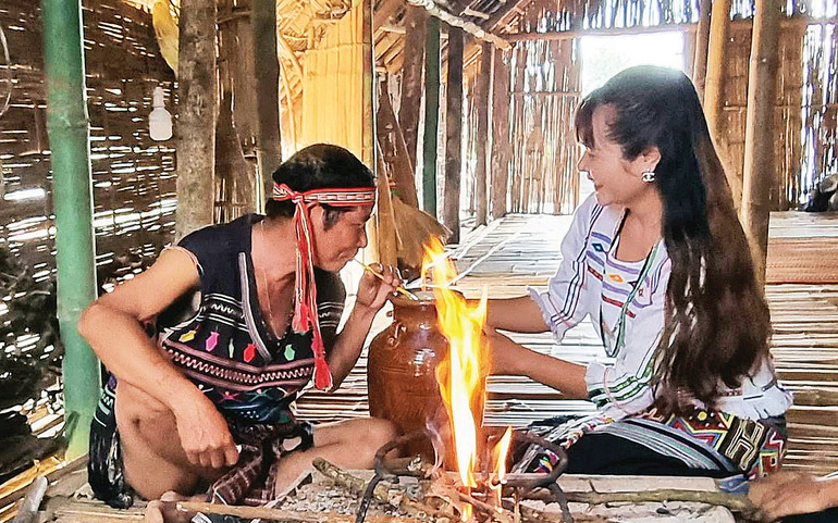 Bên bếp lửa nhà dài người Mạ. Ảnh: Văn Bảo
