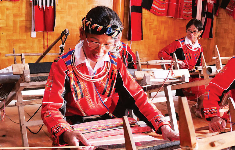 Khác với dân tộc khác, nghệ thuật dệt vải của người Pà Thẻn trực tiếp dệt vải gắn liền với hoa văn, họa tiết ngay trên khung cửi.