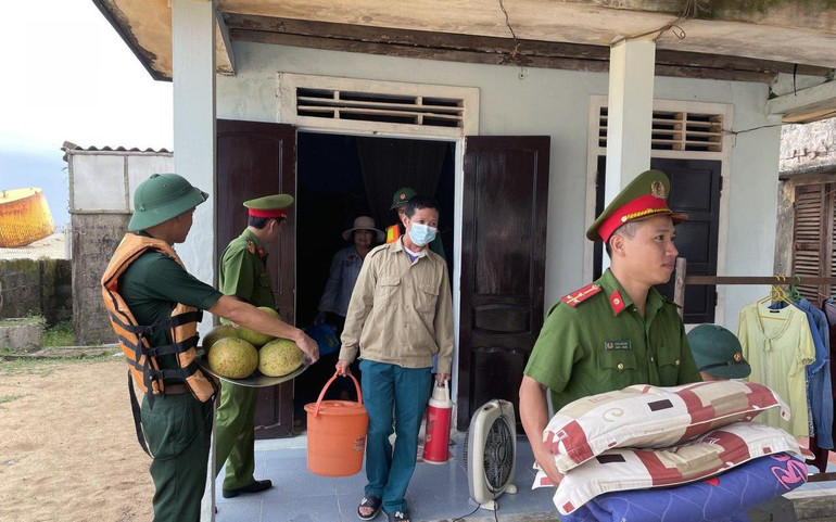 Lực lượng vũ trang tỉnh Thừa Thiên Huế giúp người dân các xã ven biển sơ tán phòng, tránh bão.