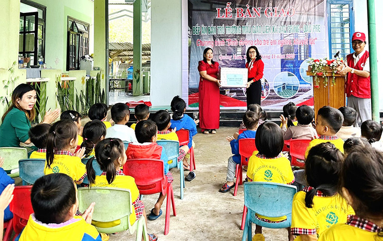 Lãnh đạo Hội Chữ thập đỏ tỉnh Quảng Nam trao quà tặng Trường Mẫu giáo liên xã Đắc Pring-Đắc Pre (huyện Nam Giang, Quảng Nam). Lãnh đạo Hội Chữ thập đỏ tỉnh Quảng Nam trao quà tặng Trường Mẫu giáo liên xã Đắc Pring-Đắc Pre (huyện Nam Giang, Quảng Nam).