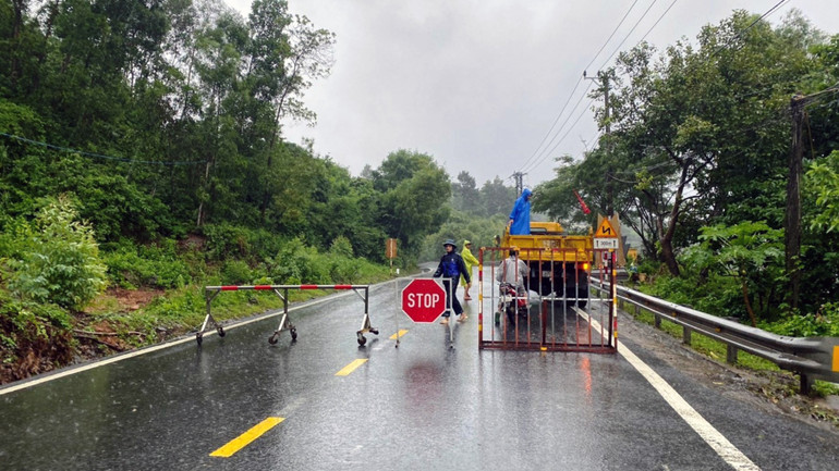 Chốt chặn ở nam chân đèo Hải Vân vì sạt lở. (Ảnh CÔNG VINH)