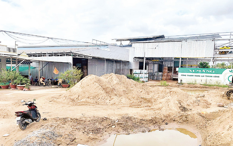 Nhóm doanh nghiệp xây dựng công trình bao chiếm lộ dân sinh, vận chuyển vật liệu xây dựng làm hư hỏng lộ.