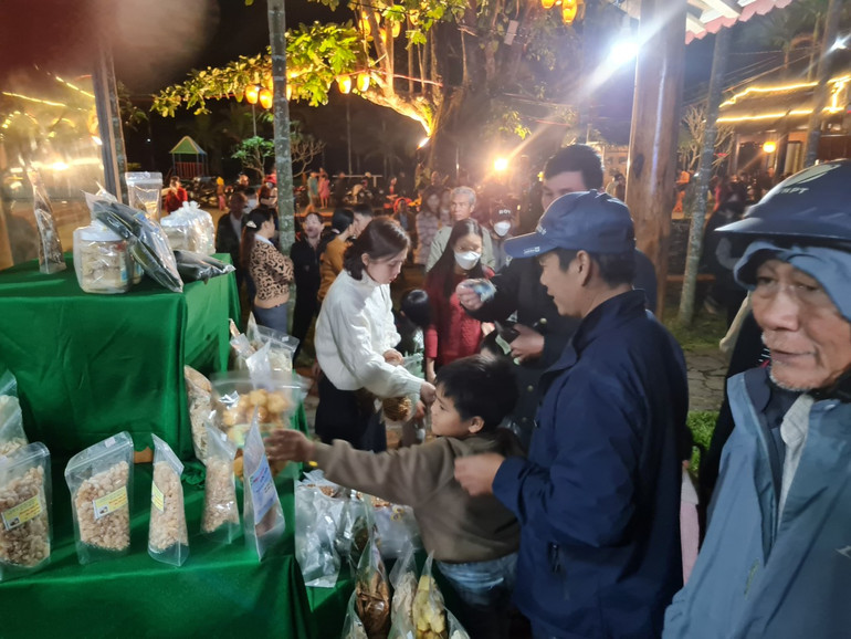 Người dân và du khách dự khai mạc Làng văn hóa du lịch Lộc Yên.