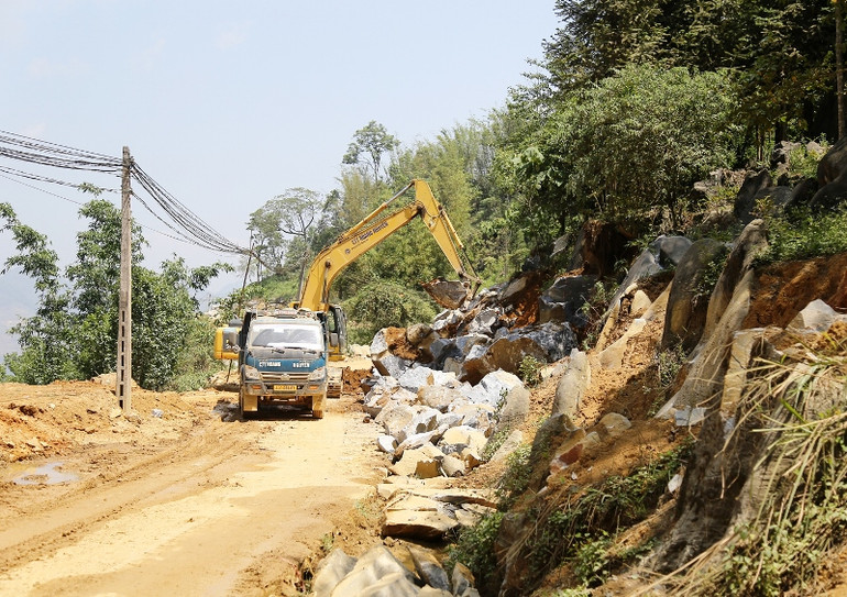 Đẩy nhanh tiến độ các dự án làm đường giao thông ở Lào Cai.