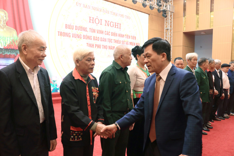 Thứ trưởng, Phó Chủ nhiệm Ủy ban Dân tộc Nông Quốc Tuấn tặng quà cho các điển hình tiên tiến đồng bào dân tộc thiểu số và miền núi.