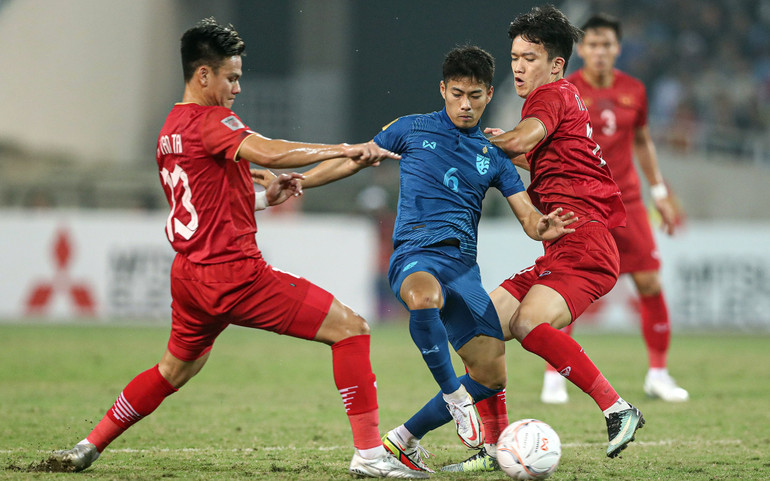 Pha tranh bóng giữa cầu thủ hai đội Việt Nam và Thái Lan tại trận chung kết lượt đi.