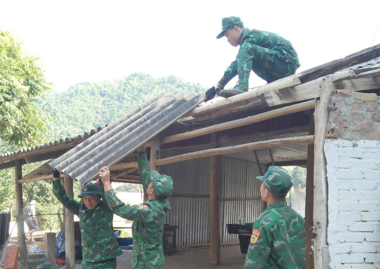 Cán bộ, chiến sĩ Đồn Biên phòng Mường Cai giúp đỡ sửa lại nhà cho gia đình hội viên phụ nữ ở bản Nà Kham, xã Mường Cai, huyện Sông Mã.