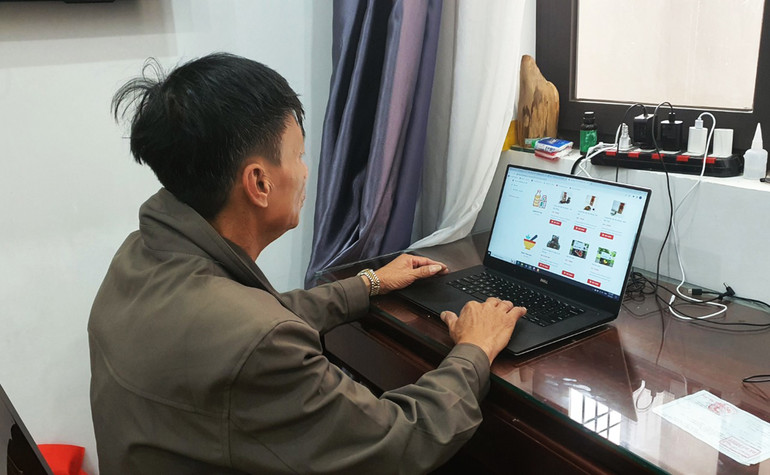 Khách hàng tìm hiểu các sản phẩm đặc trưng của tỉnh Kon Tum trên trang https://kontumtrade.gov.vn.