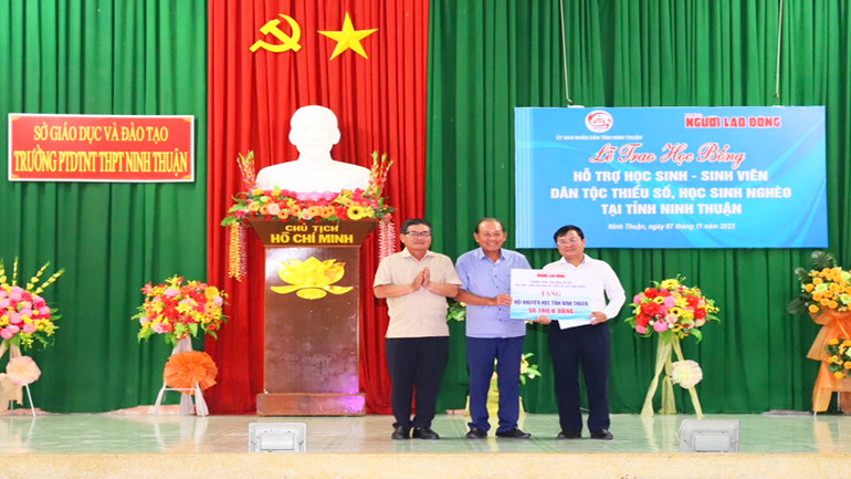 Trao tặng 50 triệu đồng cho Hội Khuyến học tỉnh Ninh Thuận