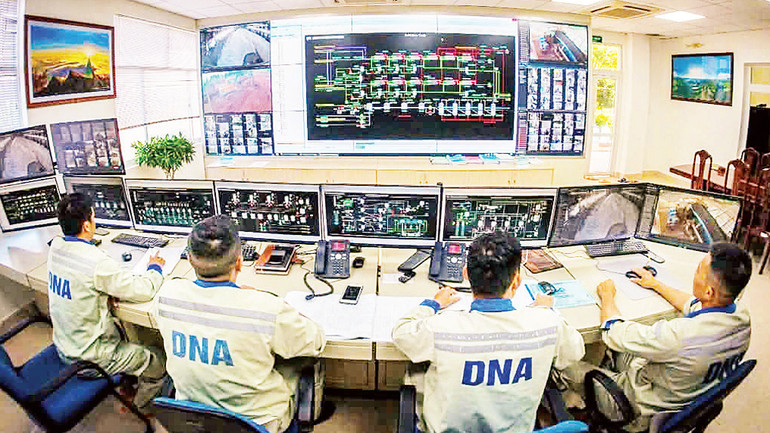 Hoạt động của Nhà máy Alumin Nhân Cơ được tự động hóa bằng các thiết bị công nghệ hiện đại, vận hành hệ thống quản trị và điều hành sản xuất thông minh.