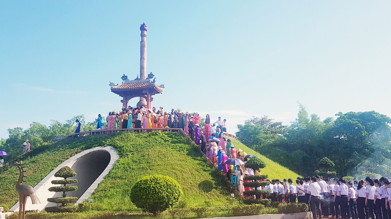 Du khách dâng hương ở tượng đài chính Di tích quốc gia đặc biệt Thành cổ Quảng Trị. (Ảnh QUANG HUY) Du khách dâng hương ở tượng đài chính Di tích quốc gia đặc biệt Thành cổ Quảng Trị. (Ảnh QUANG HUY)