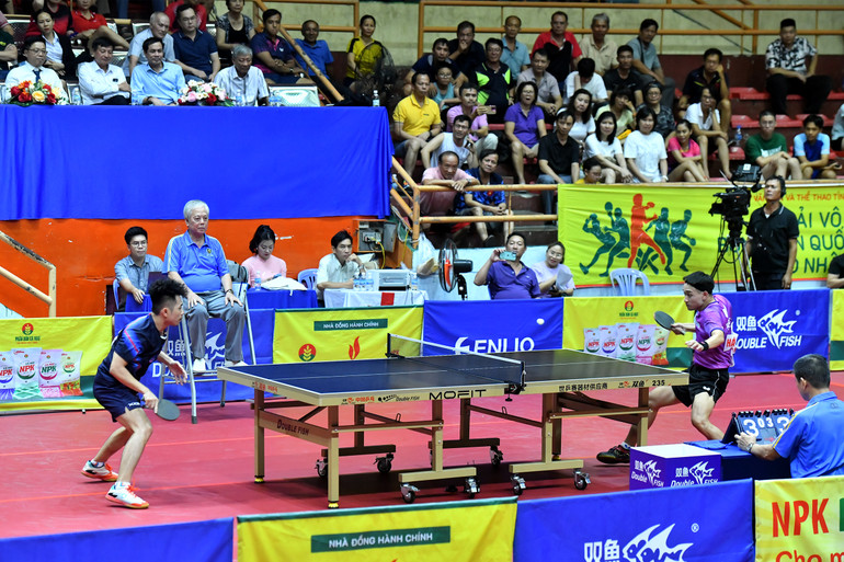 Trận chung kết nội dung đơn nam giữa tay vợt Nguyễn Anh Tú (Hà Nội, bên phải) và tay vợt Nguyễn Đức Tuân (Hải Dương). (Ảnh ĐĂNG KHOA) Trận chung kết nội dung đơn nam giữa tay vợt Nguyễn Anh Tú (Hà Nội, bên phải) và tay vợt Nguyễn Đức Tuân (Hải Dương). (Ảnh ĐĂNG KHOA)