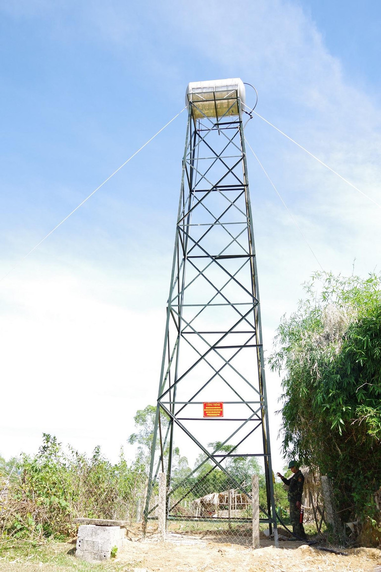 Tháp nước cao 15 mét để dẫn nước về các bể chứa