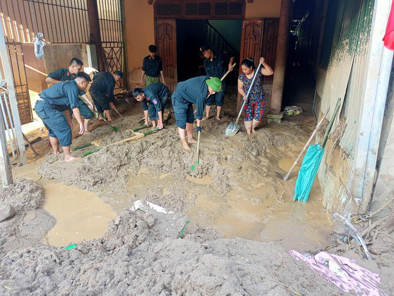 Các lực lượng chức năng hỗ trợ người dân thị trấn Mường Xén dọn dẹp nhà cửa khắc phục hậu quả lũ ống. Các lực lượng chức năng hỗ trợ người dân thị trấn Mường Xén dọn dẹp nhà cửa khắc phục hậu quả lũ ống.