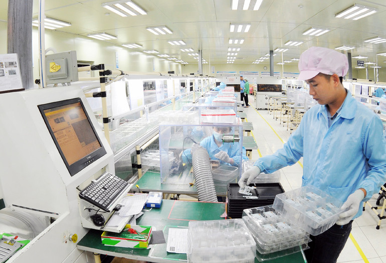 Lắp ráp thiết bị điện tử tại Công ty TNHH Stronics Việt Nam, Khu công nghiệp Đình Trám (Bắc Giang). (Ảnh: Trần Hải) Lắp ráp thiết bị điện tử tại Công ty TNHH Stronics Việt Nam, Khu công nghiệp Đình Trám (Bắc Giang). (Ảnh: Trần Hải)