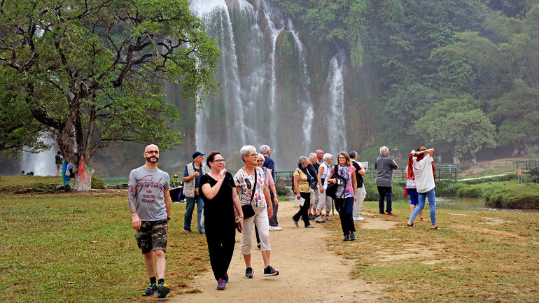 Du khách quốc tế tham quan thác Bản Giốc (Cao Bằng). (Ảnh CHU PHÚC)