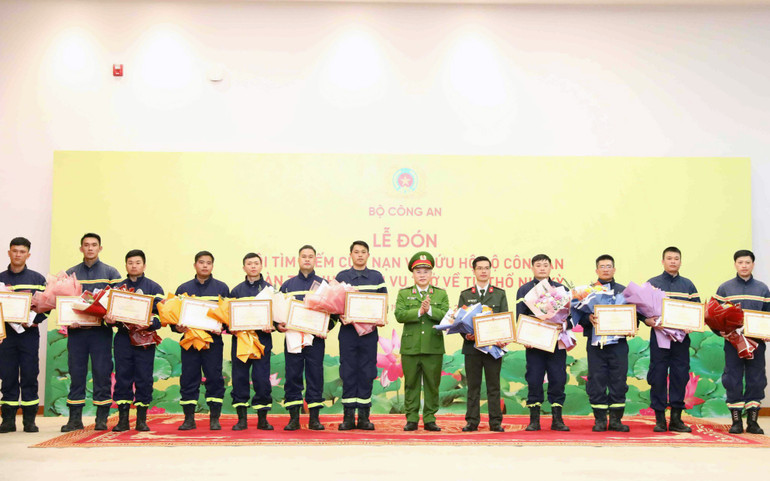 Các cán bộ, chiến sĩ tham gia cứu hộ, cứu nạn tại Thổ Nhĩ Kỳ nhận bằng khen của Bộ Công an.
