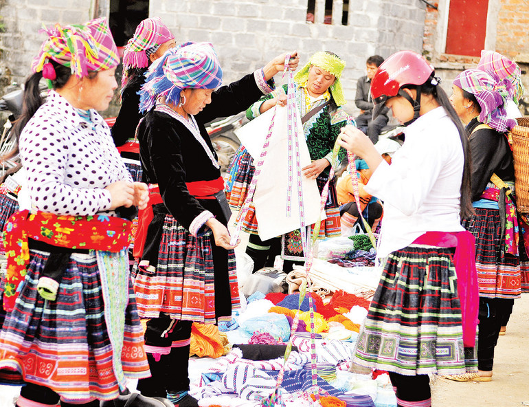 Trao đổi mua bán các sản phẩm thổ cẩm tại chợ phiên vùng cao Tây Bắc.