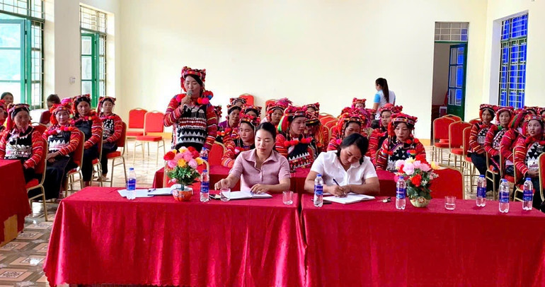 Thành viên các tổ truyền thông cộng đồng trong huyện Mường Nhé tham gia tập huấn kỹ năng truyền thông bình đẳng giới.